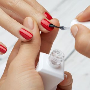 Weiche Fingernägel stärken: essie sorgt für Abhärtung
