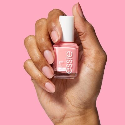 Eine Person präsentiert den essie „good as new“ Nagellack in der Hand.