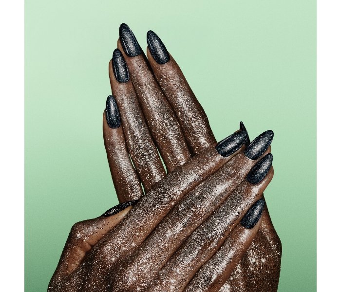 Zwei übereinander gekreuzte, Silber glitzernde Hände mit in black diamond lackierten Fingernägeln