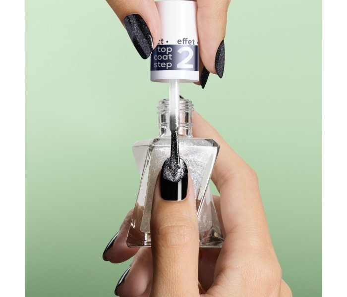 Schwarzer Fingernagel auf den der diamond dust top coat aufgetragen wird