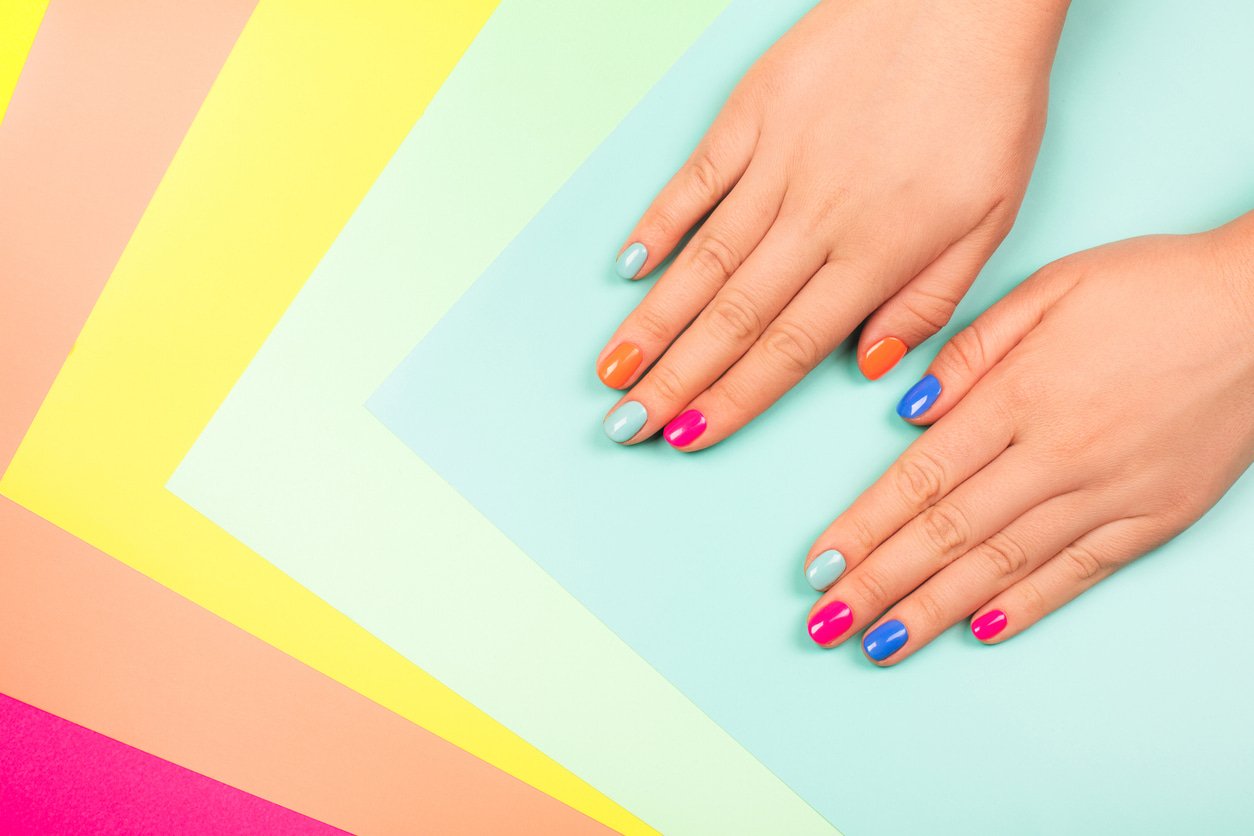 Bunte Fingernägel