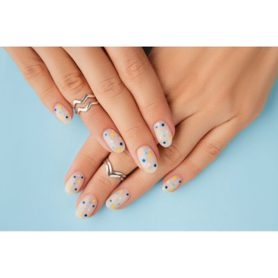 Sommerliche Fingernägel mit kleinen Punkten in Blau, Türkis, Mint, Gelb und Orange