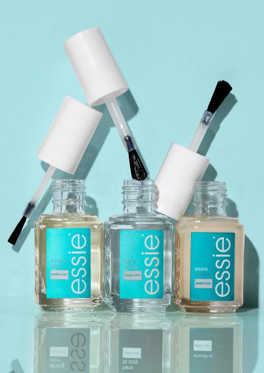 Drei base coats & primer von essie vor einem hellblauen Hintergrund