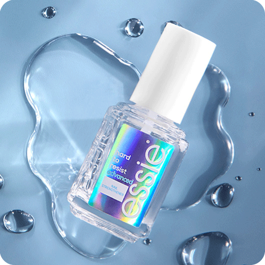 essie hard to resist advanced nail strengthener vor blauem Hintergrund