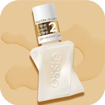 essie gel couture matte top coat vor einem pfirsichfarbenen Hintergrund