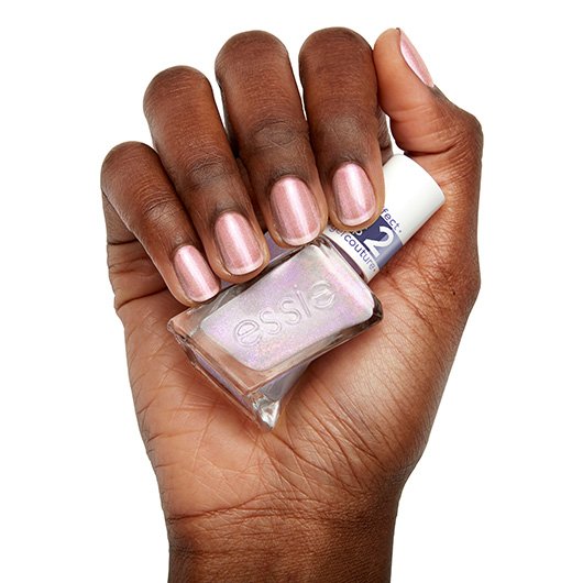 Anwendung des gel couture Nagellacks in der Farbe blushed metal von essie