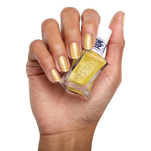 Anwendung des gel couture Nagellacks in der Farbe crushed gold von essie