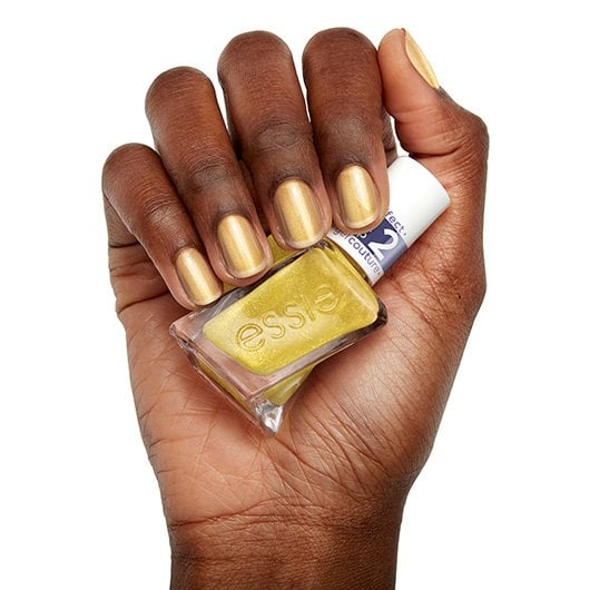 Anwendung des gel couture Nagellacks in der Farbe crushed gold von essie