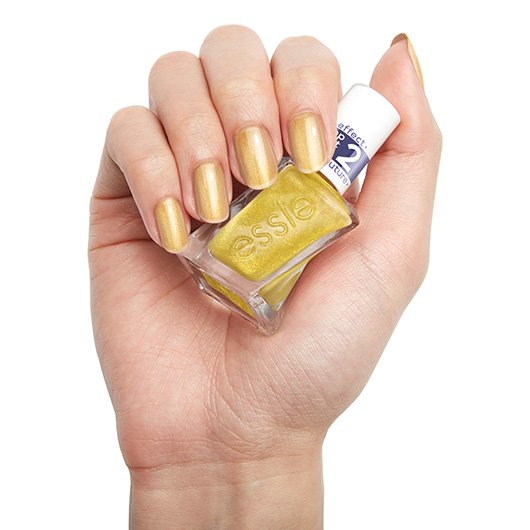 Anwendung des gel couture Nagellacks in der Farbe crushed gold von essie