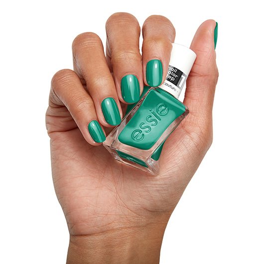 Anwendung des gel couture Nagellacks in der Farbe dopamine rush von essie