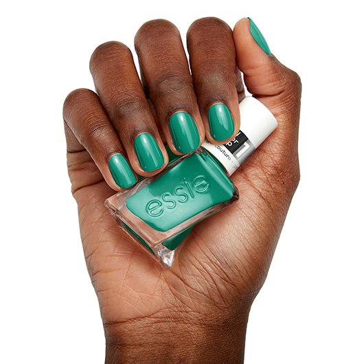 Anwendung des gel couture Nagellacks in der Farbe dopamine rush von essie