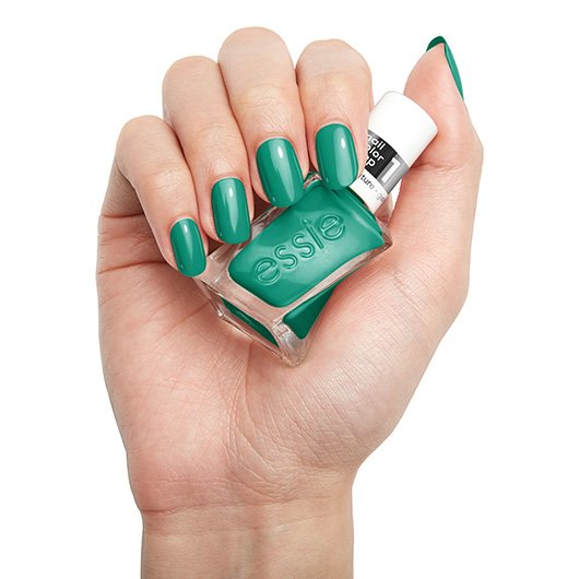 Anwendung des gel couture Nagellacks in der Farbe dopamine rush von essie