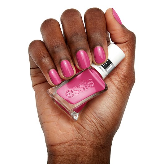 Anwendung des gel couture Nagellacks in der Farbe fuel your life von essie