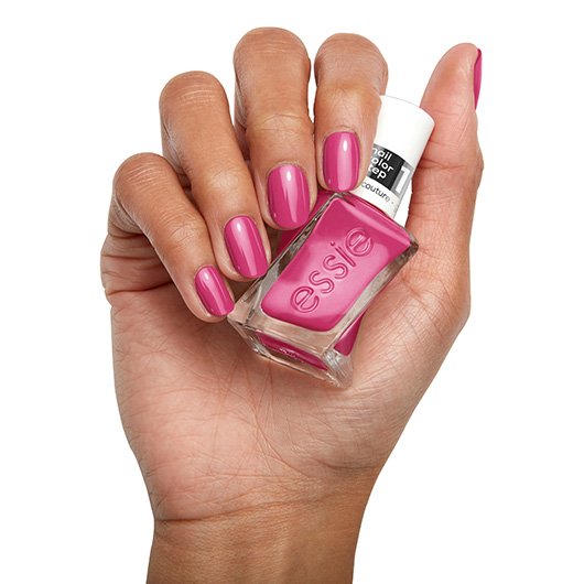 Anwendung des gel couture Nagellacks in der Farbe fuel your life von essie