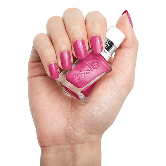 Anwendung des gel couture Nagellacks in der Farbe fuel your life von essie