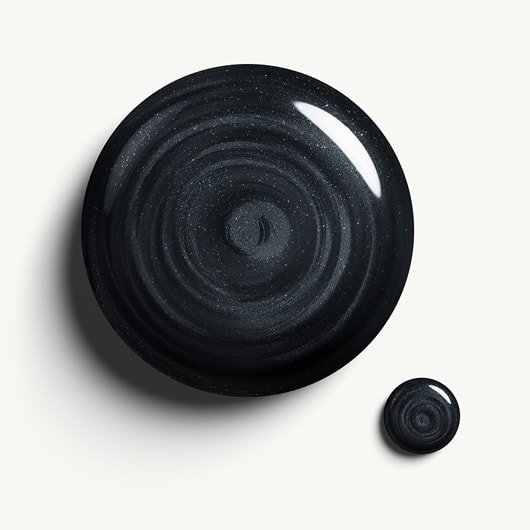 Blauer, glitzernder kreisförmiger Farbtropfen des Gel by essie in Black Diamond