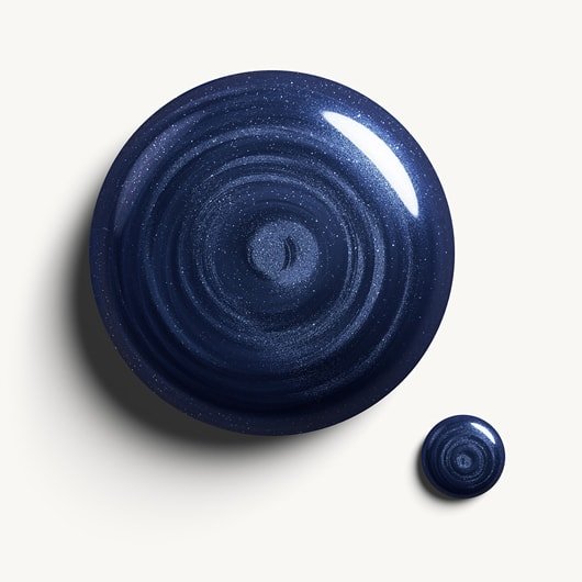 Blauer, glitzernder kreisförmiger Farbtropfen des Gel by essie in Ice Ice Navy