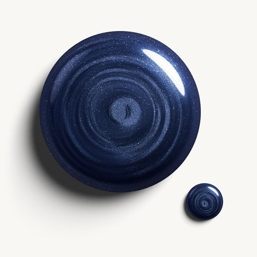 Blauer, glitzernder kreisförmiger Farbtropfen des Gel by essie in Ice Ice Navy