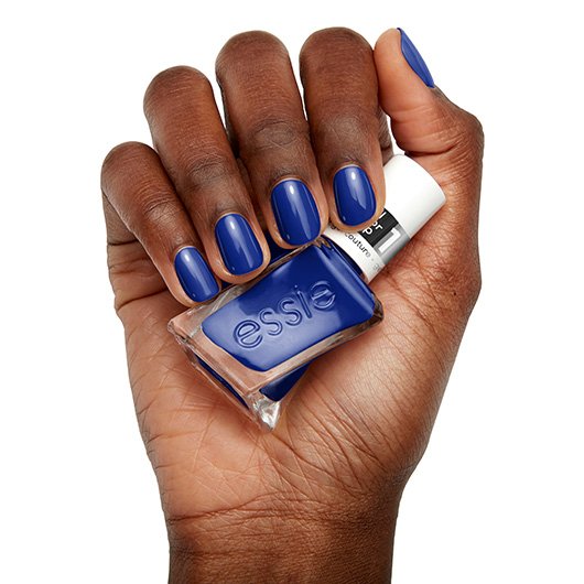 Anwendung des gel couture Nagellacks in der Farbe new hights von essie
