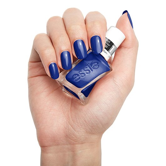 Anwendung des gel couture Nagellacks in der Farbe new hights von essie