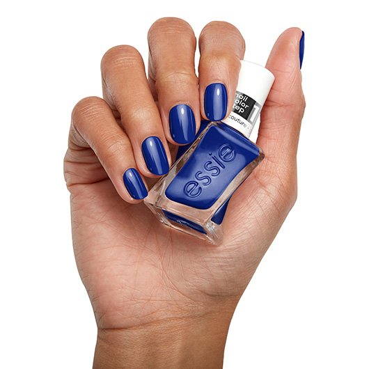 Anwendung des gel couture Nagellacks in der Farbe new hights von essie