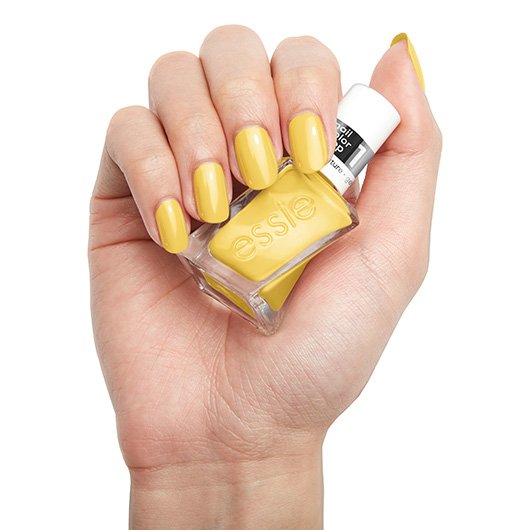 Anwendung des gel couture Nagellacks in der Farbe rev it up von essie