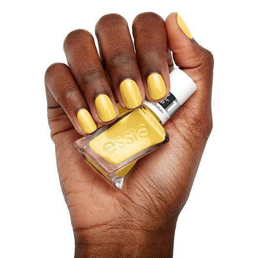 Anwendung des gel couture Nagellacks in der Farbe rev it up von essie