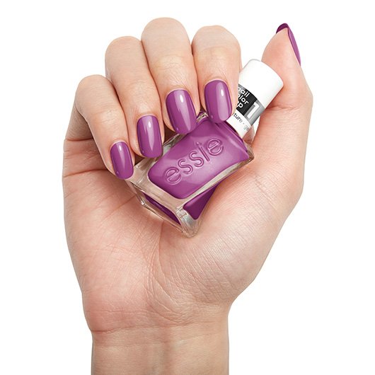 Anwendung des gel couture Nagellacks in der Farbe strut with it von essie