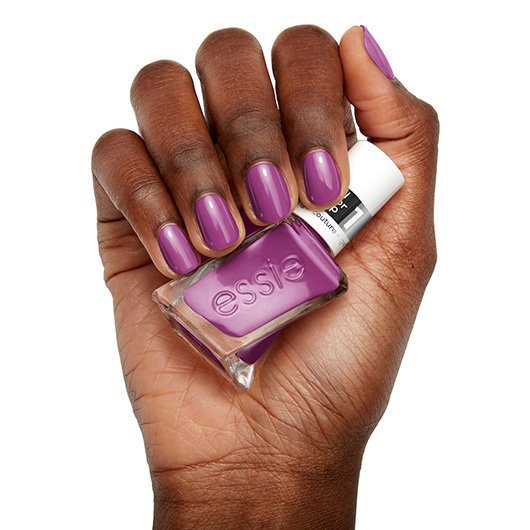 Anwendung des gel couture Nagellacks in der Farbe strut with it von essie