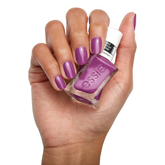 Anwendung des gel couture Nagellacks in der Farbe strut with it von essie