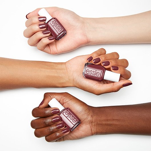 Klassischer Nagellack in der Farbe angora cardi von essie